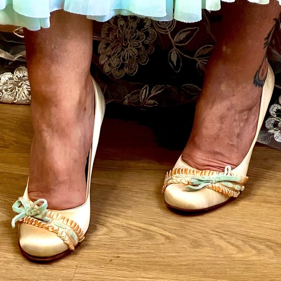 Sz9 RARE Betsey Johnson satin pumps w ruffle - Picture 11 of 13